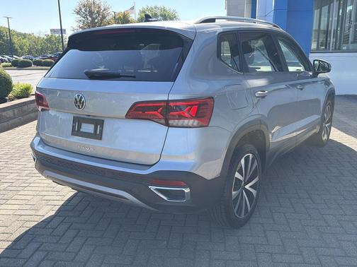 Deep Black Pearl 2024 Volkswagen Taos 1.5T SE