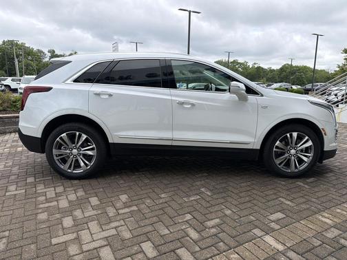 Crystal White Tricoat 2025 Cadillac XT5 Premium Luxury