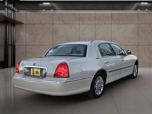 2006 Lincoln Town Car Signature Limited