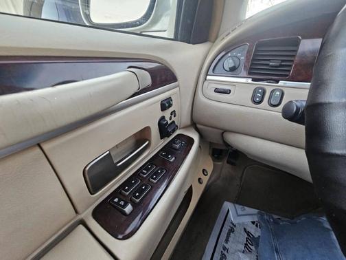 2006 Lincoln Town Car Signature Limited