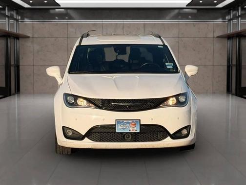 White 2019 Chrysler Pacifica Touring-L Plus