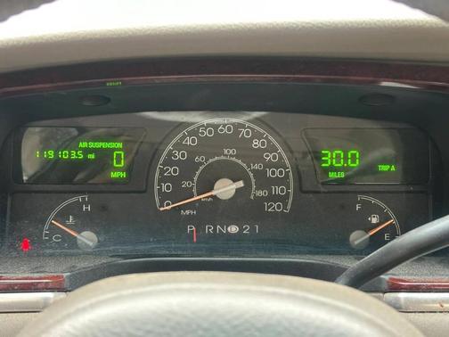 Beige 2004 Lincoln Town Car Signature