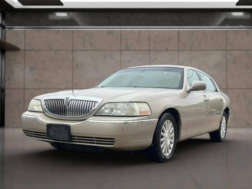 Beige 2004 Lincoln Town Car Signature