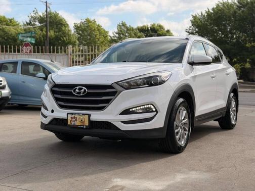 Dazzling White 2016 Hyundai TUCSON SE