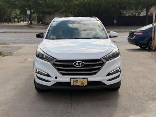 Dazzling White 2016 Hyundai TUCSON SE