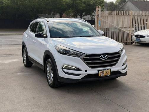 Dazzling White 2016 Hyundai TUCSON SE