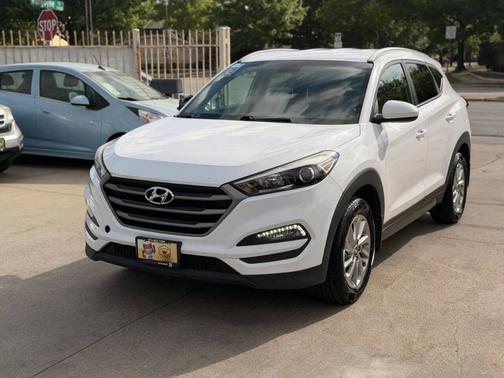 Dazzling White 2016 Hyundai TUCSON SE