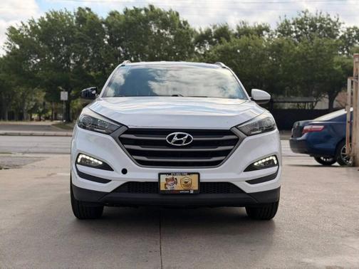 Dazzling White 2016 Hyundai TUCSON SE