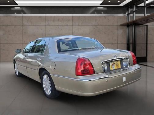 Tan 2005 Lincoln Town Car Signature