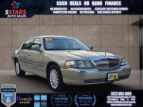 Tan 2005 Lincoln Town Car Signature