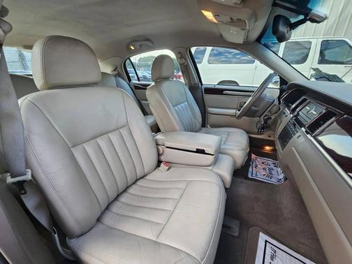 Tan 2005 Lincoln Town Car Signature