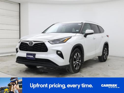 White 2022 Toyota Highlander XLE