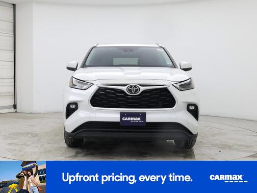 White 2022 Toyota Highlander XLE