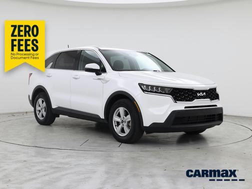 White 2023 Kia Sorento LX