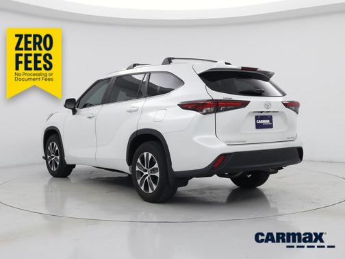 White 2024 Toyota Highlander XLE