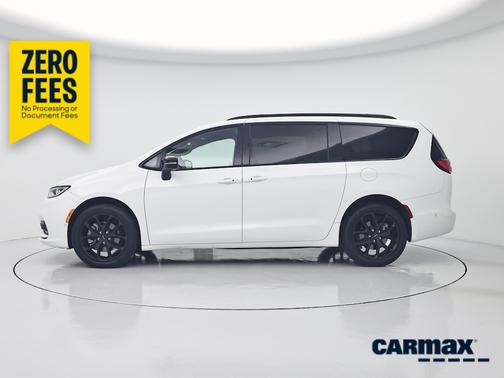 White 2023 Chrysler Pacifica Limited