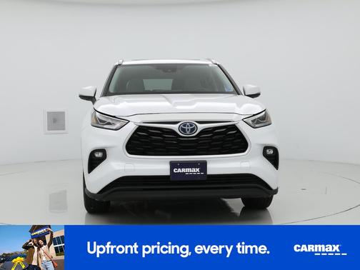 White 2022 Toyota Highlander Hybrid XLE Bronze