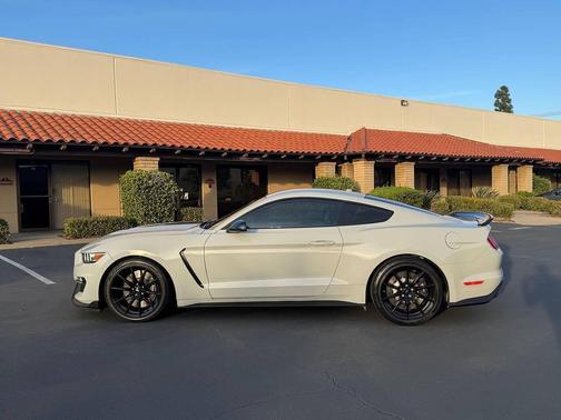 2016 Ford Shelby GT350 Base