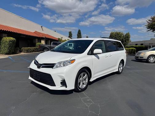 Super White 2019 Toyota Sienna LE