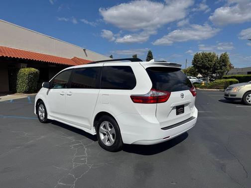 Super White 2019 Toyota Sienna LE