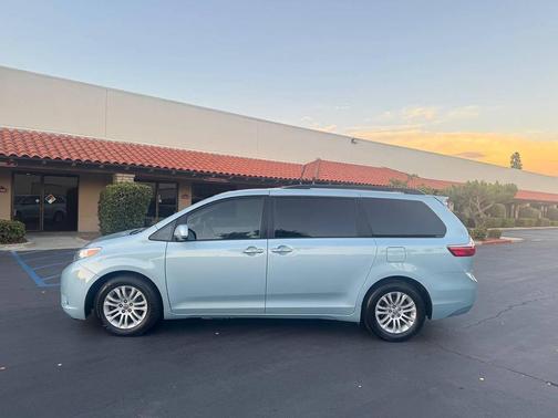 2016 Toyota Sienna XLE