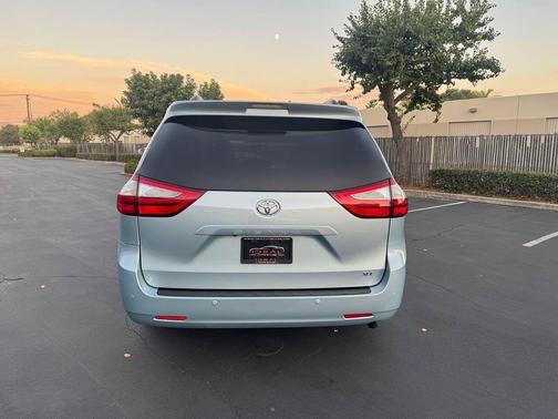 2016 Toyota Sienna XLE