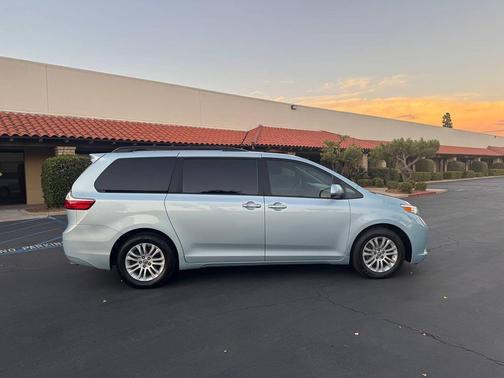 2016 Toyota Sienna XLE