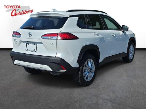 Pearl 2022 Toyota Corolla Cross LE