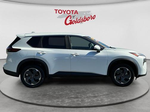 White Pearl 2025 Nissan Rogue SV