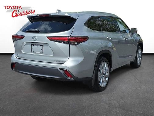 Silver 2023 Toyota Highlander Platinum