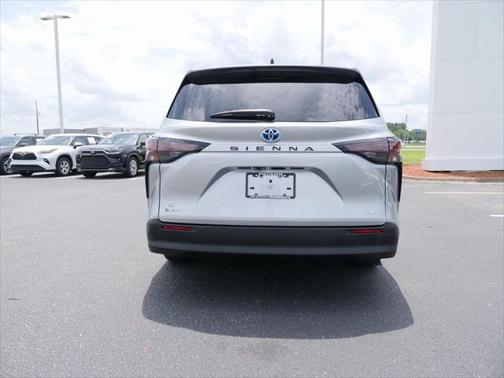 2025 Toyota Sienna XLE 8 Passenger
