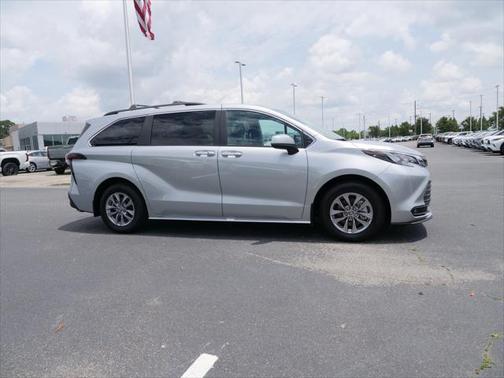 2025 Toyota Sienna XLE 8 Passenger