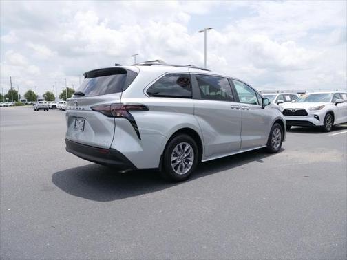 2025 Toyota Sienna XLE 8 Passenger