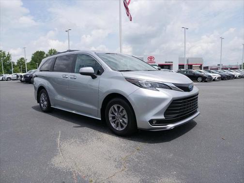 2025 Toyota Sienna XLE 8 Passenger