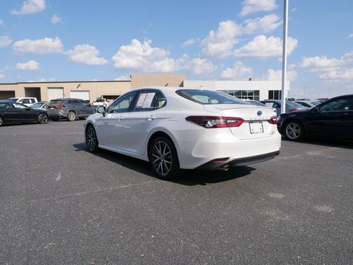 2022 Toyota Camry Hybrid XLE