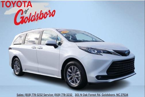 2025 Toyota Sienna XLE 8 Passenger