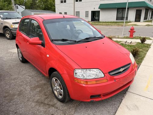 Victory Red 2005 Chevrolet Aveo 5 LS