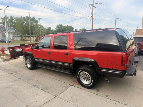 Victory Red 1998 Chevrolet Suburban 2500