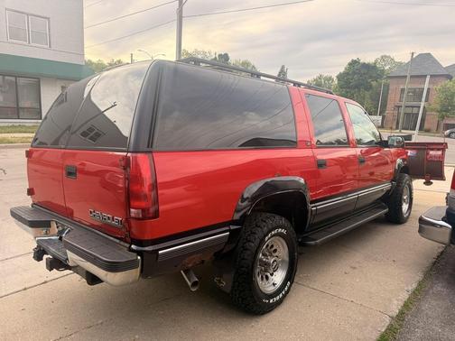 Victory Red 1998 Chevrolet Suburban 2500