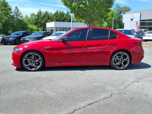 Rosso 2023 Alfa Romeo Giulia Veloce