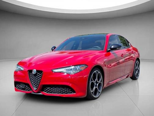 Rosso 2023 Alfa Romeo Giulia Veloce