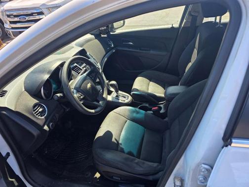 White 2015 Chevrolet Cruze 1LT