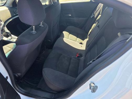 White 2015 Chevrolet Cruze 1LT