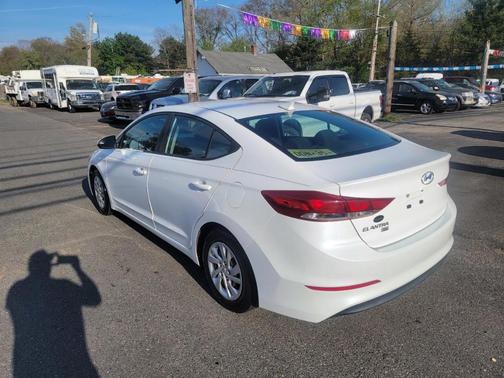 Quartz White Pearl 2018 Hyundai ELANTRA SE