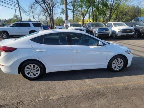 Quartz White Pearl 2018 Hyundai ELANTRA SE