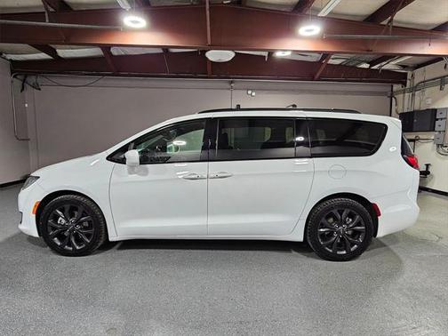 2020 Chrysler Pacifica Touring-L Plus