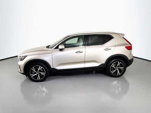 Bright Dusk 2023 Volvo XC40 Plus