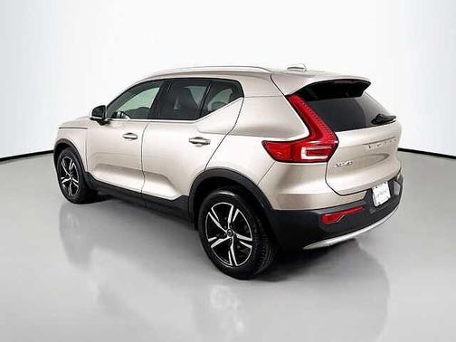 Bright Dusk 2023 Volvo XC40 Plus