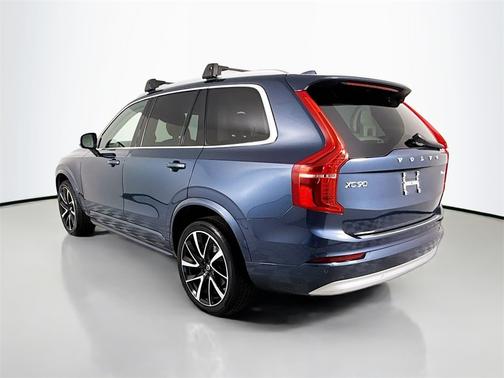 2022 Volvo XC90 T6 Momentum