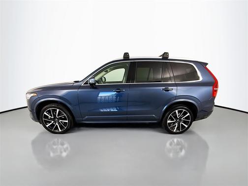 2022 Volvo XC90 T6 Momentum